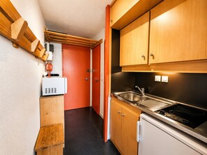 Kjøleskap, mikrobølgeovn, kaffetrakter/tekoker og brødrister