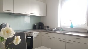 Refrigerador, microondas, parrilla de estufa y cafetera y tetera 