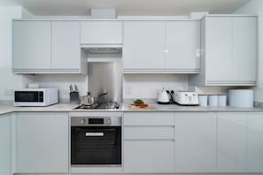 Refrigerador, microondas, horno, lavavajillas