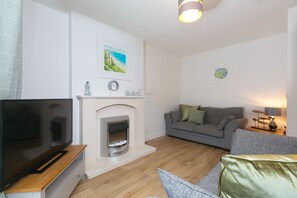TV, fireplace - Honeysuckle Cottage, Lelant - Sleeps 4 - Dog Friendly - Parking for One Car (Lelant)
