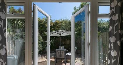 Honeysuckle Cottage, Lelant - Sleeps 4 - Dog Friendly - Parking for One Car