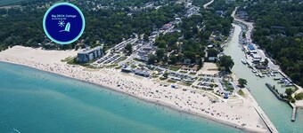 Big DECK Cottage, 3-min walk to BEACH- 4 bdrms, 1.5 baths 7 beds, parking 3 cars