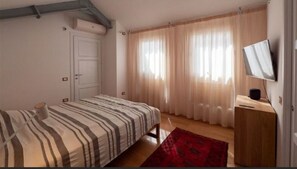2 bedrooms, in-room safe, desk, iron/ironing board - Jos fine living in the center, parking included. Quiet area. Modern design. (Cagliari)