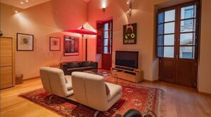 Smart TV, DVD player, books, music library - Jos fine living in the center, parking included. Quiet area. Modern design. (Cagliari)