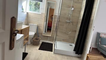 Een douche, een haardroger, handdoeken, toiletpapier