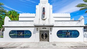 Un bâtiment blanc portant le numéro 31, avec une entrée centrale et deux grandes fenêtres.