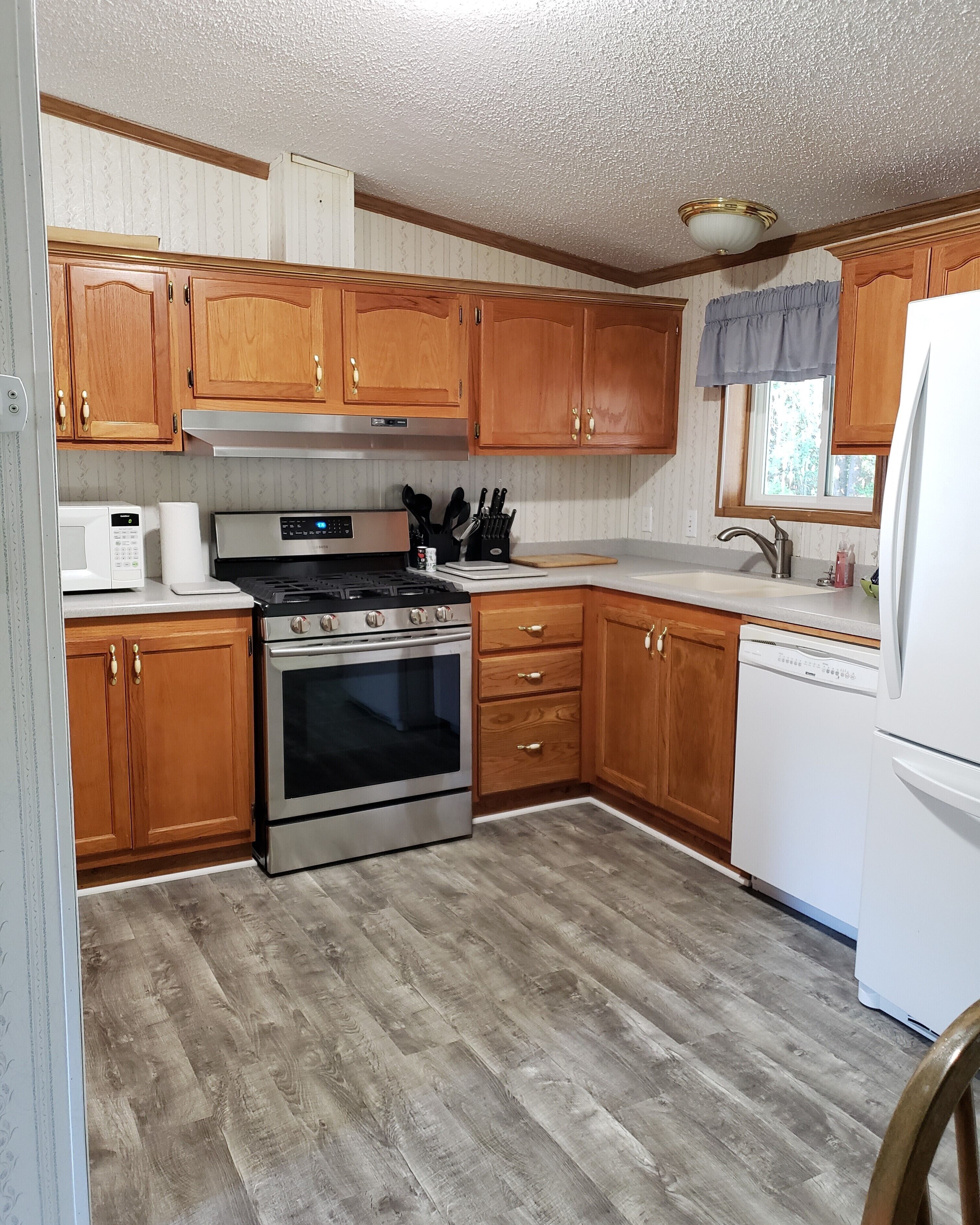 CLEAN 3 Bedroom 2 full Bath walking distance to County Park/ Boat Launch/Lagoon