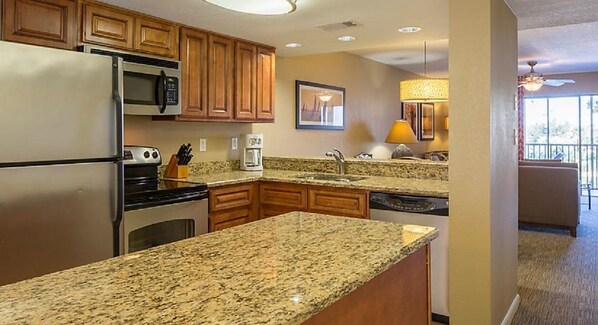 Kylskåp, mikrovågsugn, ugn och spishäll