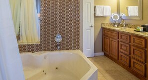 Haartrockner, Handtücher, Shampoo, Toilettenpapier