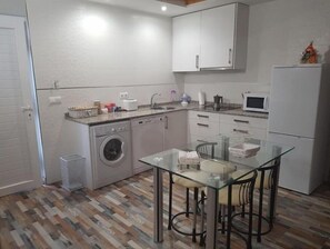 Réfrigérateur, micro-ondes, plaque de cuisson, lave-vaisselle