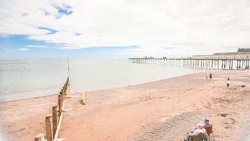 Una playa cerca, toallas de playa