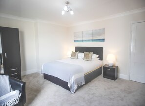 6 chambres, fer et planche à repasser, lit parapluie, Wi-Fi gratuit