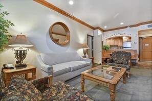 Televisión de pantalla plana y chimenea 