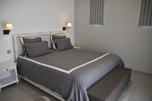 3 bedrooms, in-room safe, iron/ironing board, free WiFi