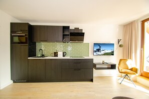 Kühlschrank, Mikrowelle, Ofen, Geschirrspüler