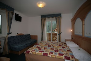 Triple Room, Balcony | Individually decorated, individually furnished, desk, free WiFi - Garnì Eden (Canazei)