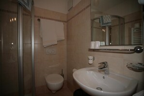 Shower, rainfall showerhead, free toiletries, hair dryer