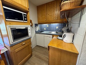 Refrigerador, microondas, lavavajillas y cafetera y tetera