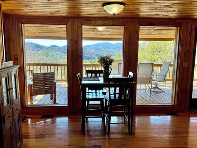 Tara's Treehouse: Another Day In Paradise - Views of the Mountain & Lake Burton