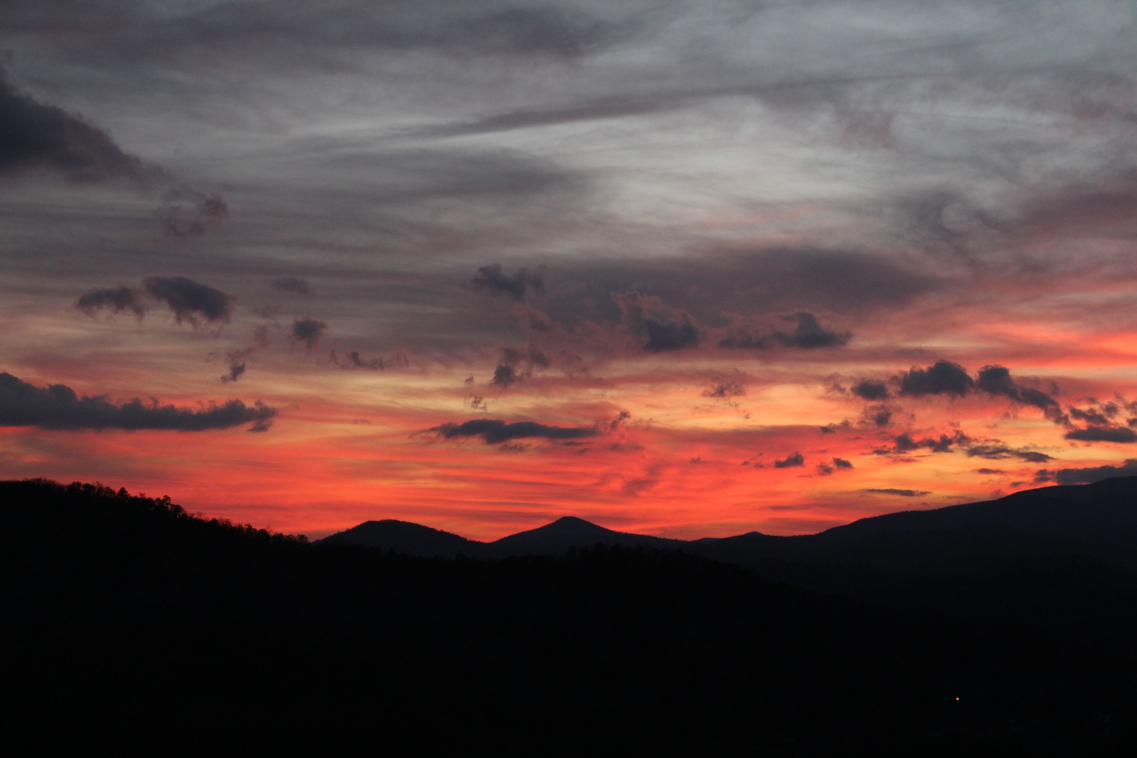 Silueta de una cordillera contra un cielo al atardecer.