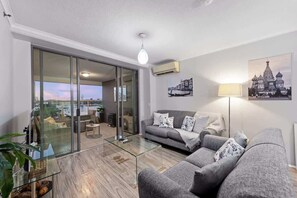 Flat-screen TV, fireplace, Netflix, books