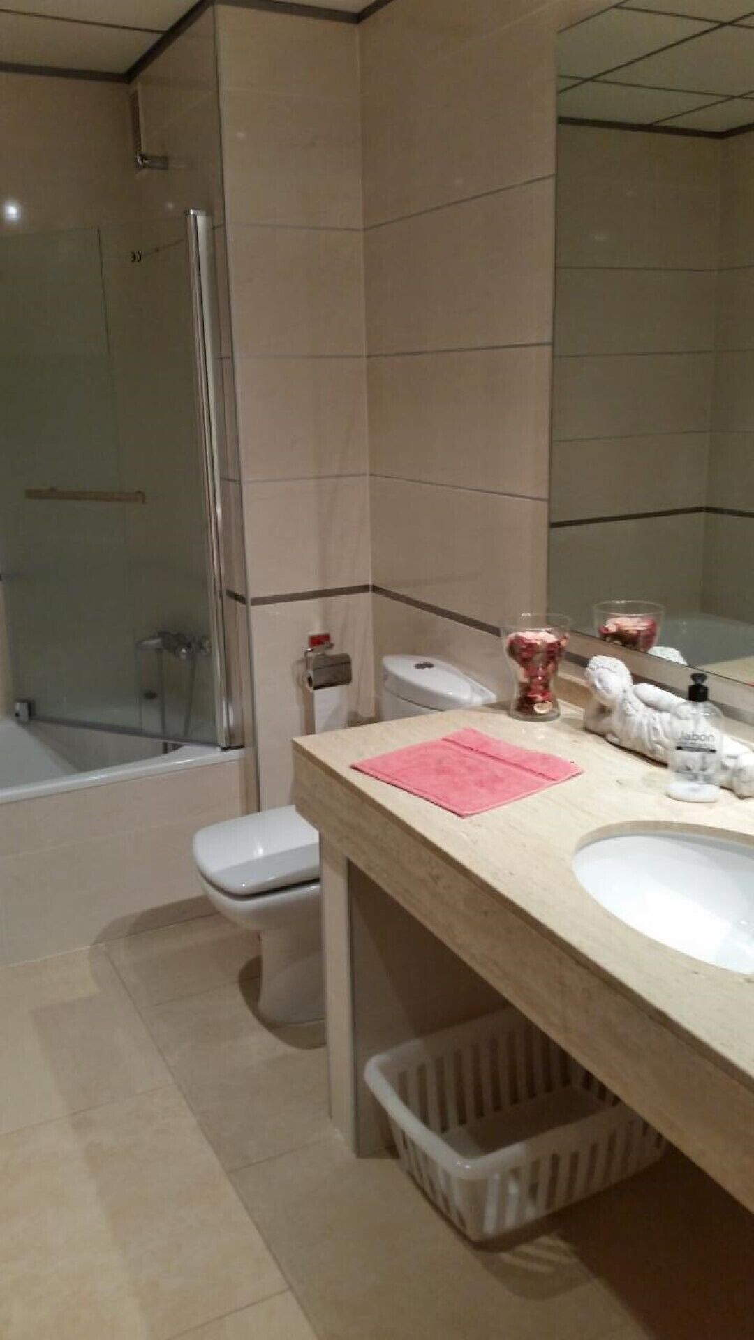 Douche, bidet, serviettes fournies, savon