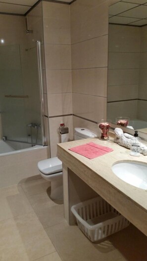 Dusche, Bidet, Handtücher, Seife