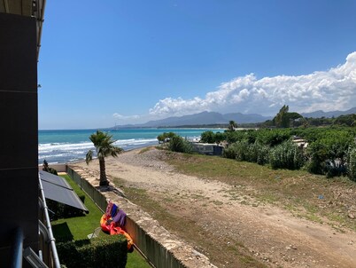 LUXURY APARTMENT AT THE BORDER OF THE SEA FOR 6 PEOPLE