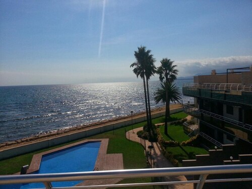 LUXURY APARTMENT AT THE BORDER OF THE SEA FOR 6 PEOPLE