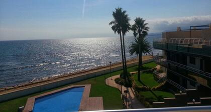 LUXURY APARTMENT AT THE BORDER OF THE SEA FOR 6 PEOPLE
