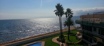 LUXURY APARTMENT AT THE BORDER OF THE SEA FOR 6 PEOPLE