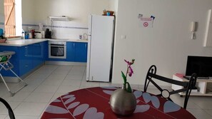 Kühlschrank, Mikrowelle, Herdplatte, Kochgeschirr/Geschirr/Besteck