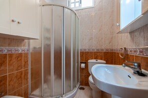 Een douche, een haardroger, handdoeken