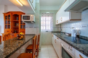 Frigorífic, microones, forn i cafetera i tetera 