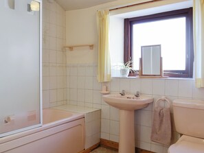 Un baño con bañera, lavabo e inodoro.