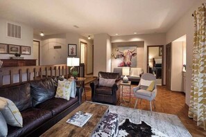 Una televisión, una chimenea, una mesa de tenis de mesa