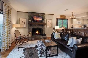 Una televisión, una chimenea, una mesa de tenis de mesa