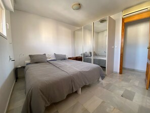 2 habitaciones, tabla de planchar con plancha y cuna de viaje 