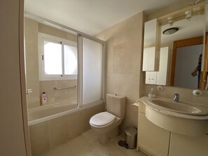 Bañera con ducha, secador de pelo, toallas