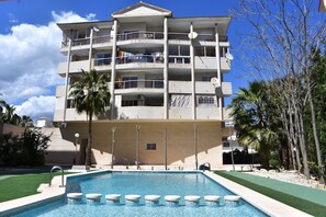 Una piscina al aire libre