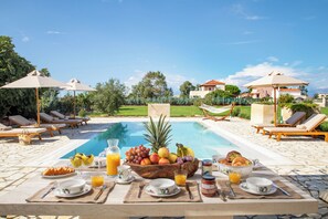 Una piscina al aire libre