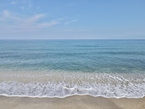 Chaises longues, serviettes de plage