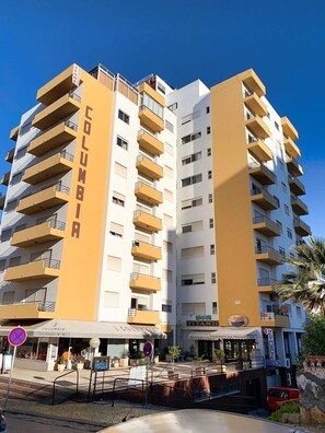 Exterior - Modern apartment F2 - 2 min walk Praia Da Rocha - 4 pers - Parking - Wifi (Portimão)
