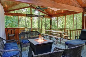 Outdoor dining - Spectacular Views! -Great Location-Hot Tub-Dreamy Porch & Sun Room-Fenced Yd! (Arden)