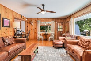 Smart-TV, Kamin, Videospiele, Bücher