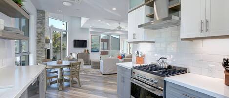 Refrigerador, microondas, horno y parrilla de estufa