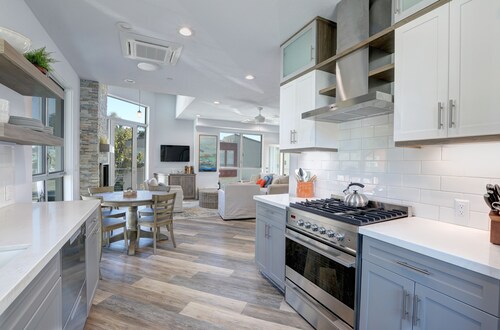 Avila Breeze condo downtown Avila Beach 2 min to beach