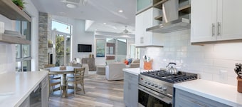 AVILA BREEZE * new *マンションのダウンタウンアビラビーチ2分海まで