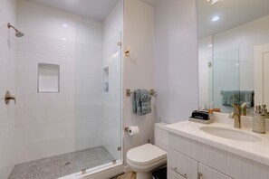 Combined shower/tub, hair dryer, towels