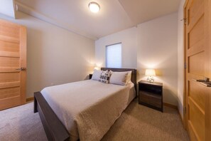 Tabla de planchar con plancha, cuna de viaje, wifi y ropa de cama 